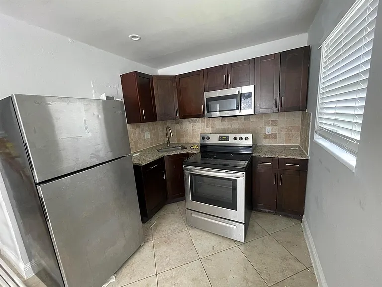 215 SW 16th St #4 — Photo 2