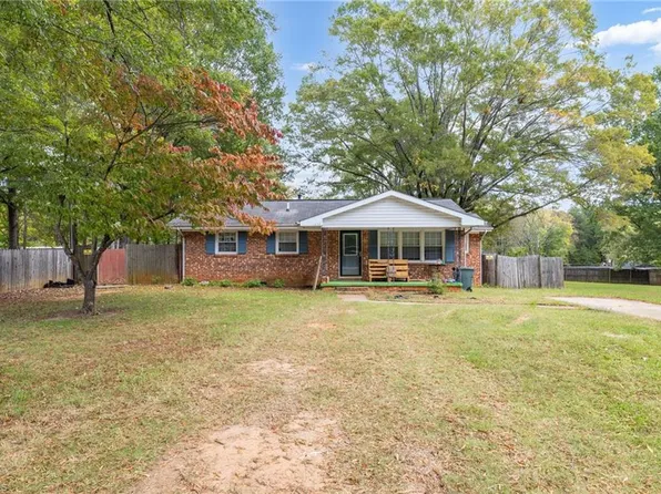 1030 Hillcrest Dr, Eden, NC 27288