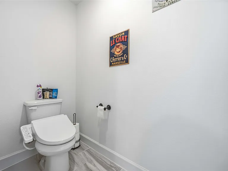 723 W 16th St — Photo 25