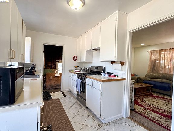 4th image of 3991 La Cresenta Rd