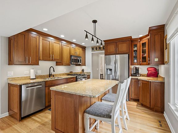 3rd image of 542 Cress Creek Ct