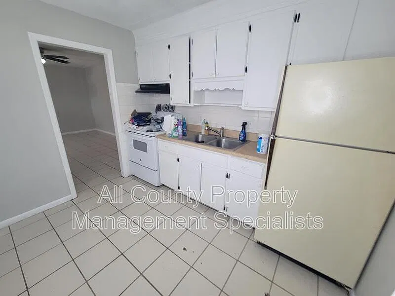 2 bed, 1.0 bath, $850 — Photo 2