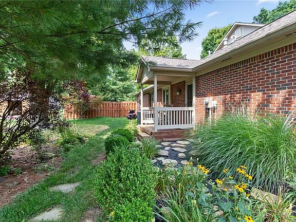 2nd image of 886 Sleepy Hollow Pl