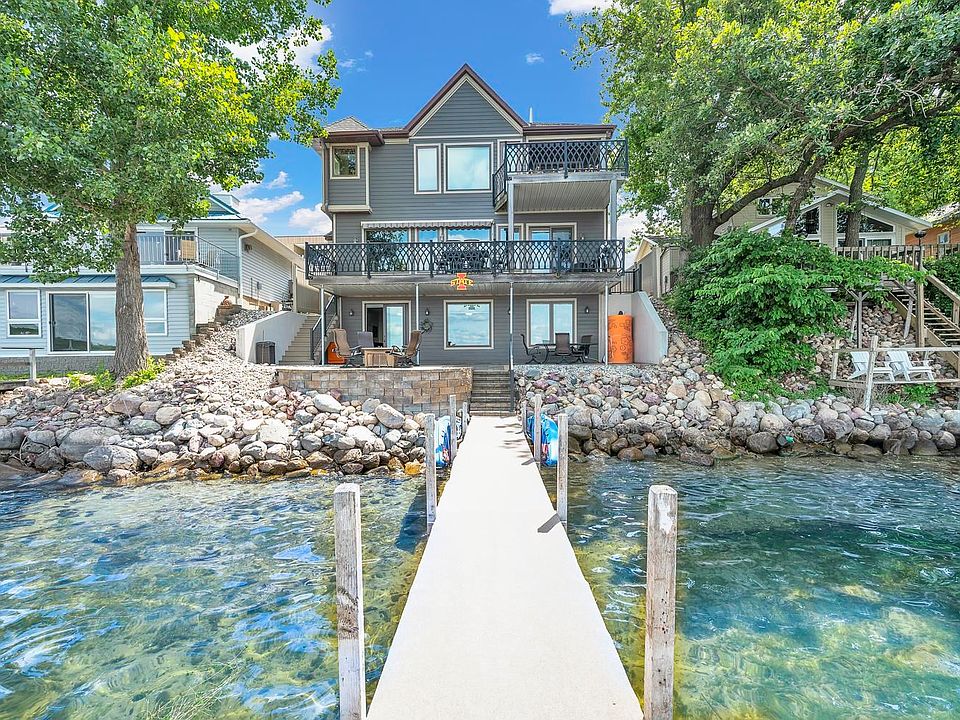 1st image of 325 Lakeshore Dr