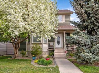 17 S Luxstone Cres SW, Airdrie, AB T4B 2W6