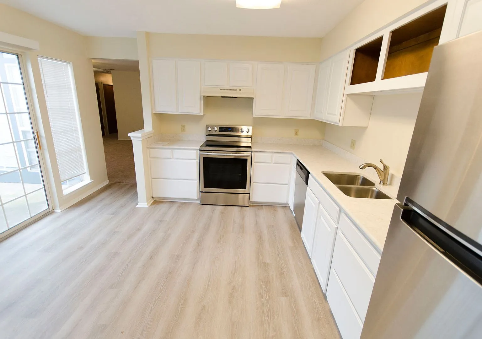 Spacious 3 Bedroom, 2 Bath Townhome Available Now! — Photo 3