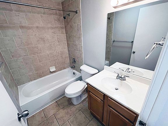 3rd image of 525 Lowell Ave APT 4
