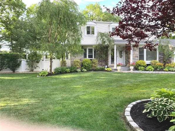 5 Faculty Ct, Farmingville, NY 11738