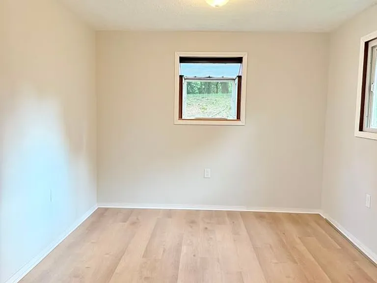 129 Windsor Dr — Photo 9