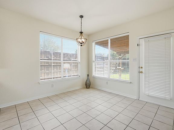 5th image of 1718 Clarke Springs Dr