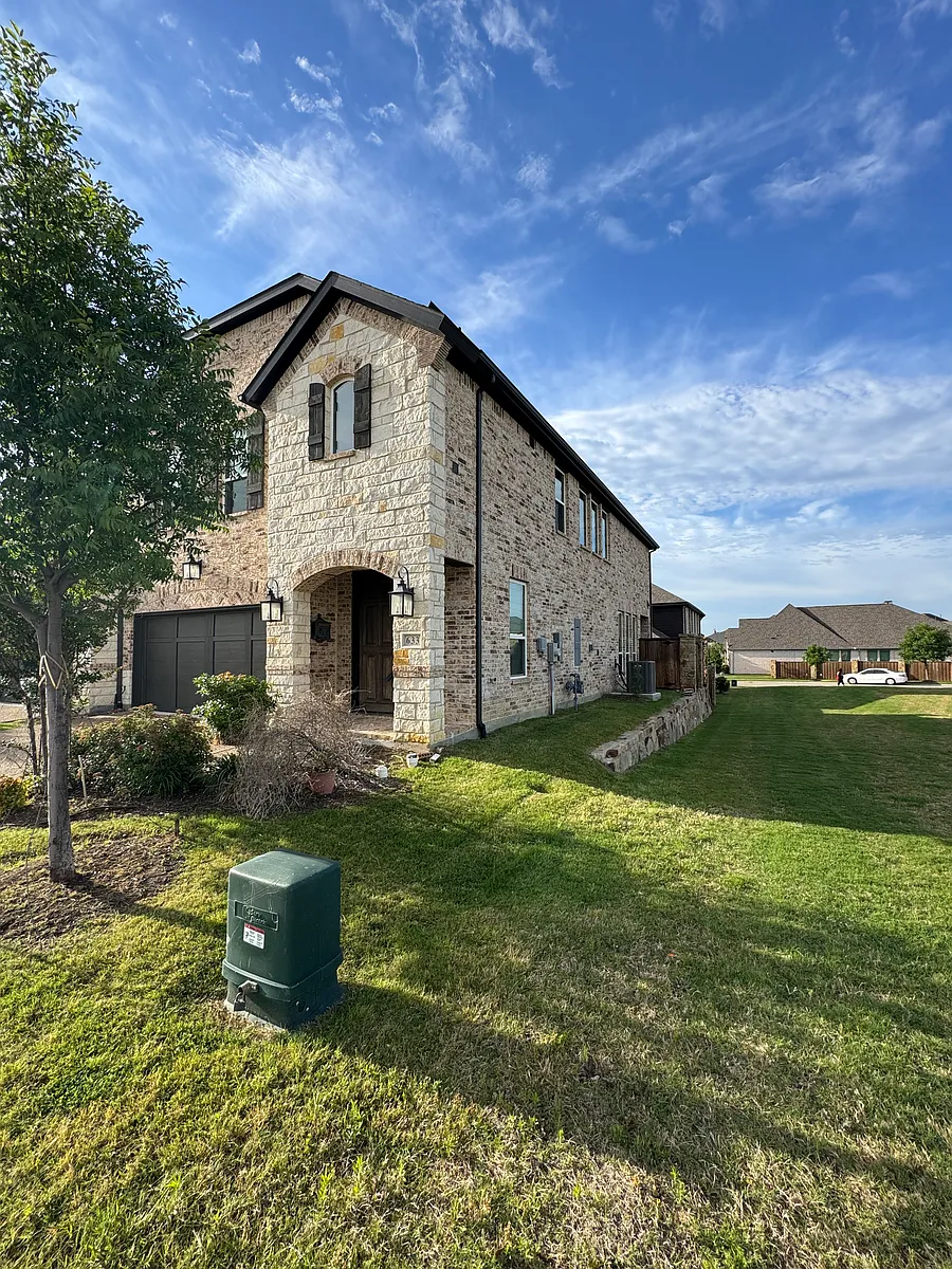 Building Photo - 633 Somerset Dr