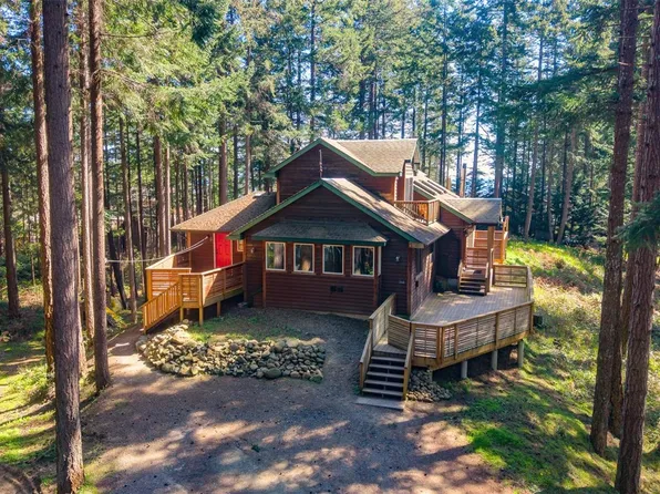 546&548 Kinnikinik Way, Comox Valley, BC V9M 3V8