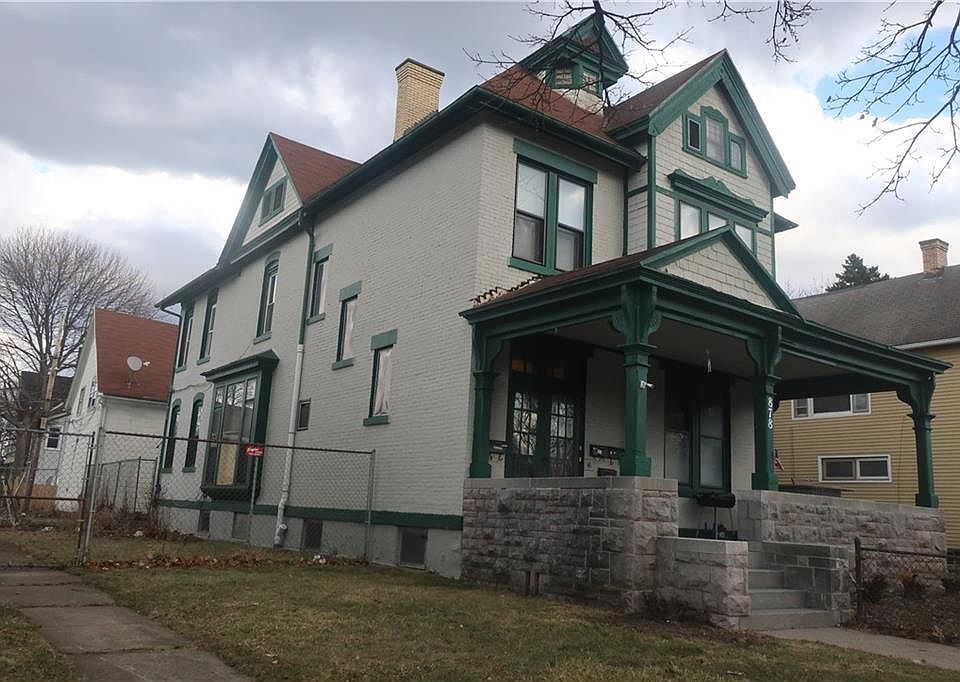 2nd image of 876 Plymouth Ave N