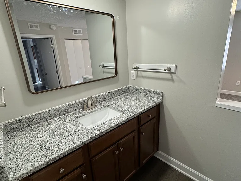 Avery Close Condominiums — Photo 41