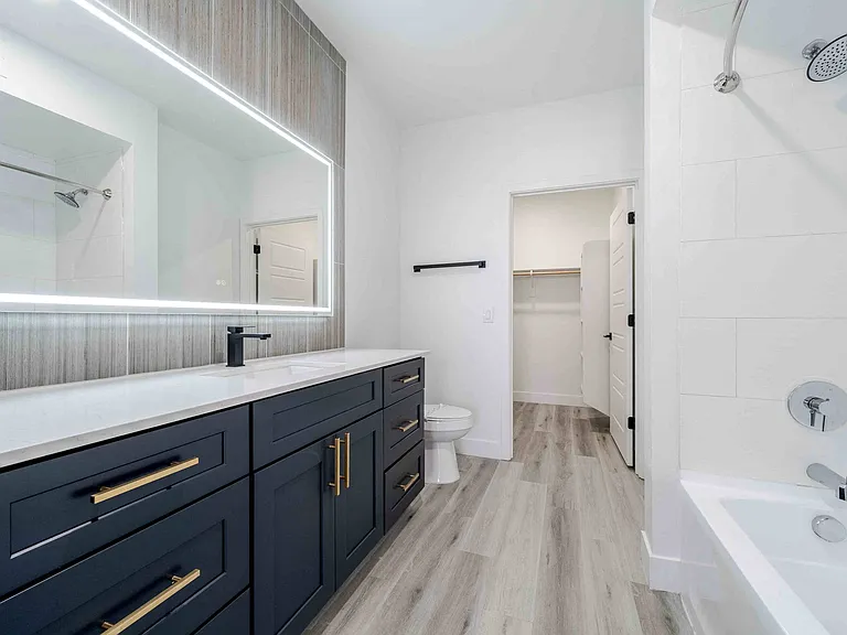 Slate, Scottsdale, AZ, Vacant Bathroom