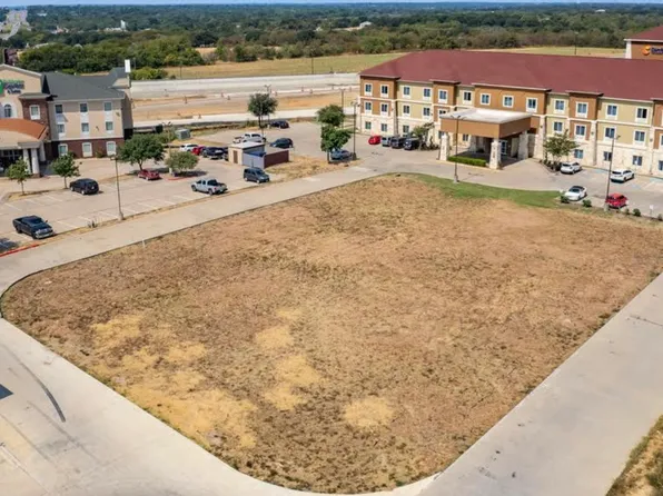 805 N Parkway Dr, Alvarado, TX 76009
