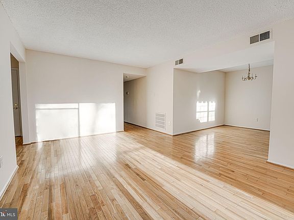 5th image of 12141 Chaucer Ln Unit 12141