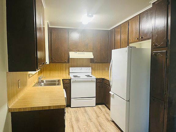 3rd image of 615 W Texas Ave