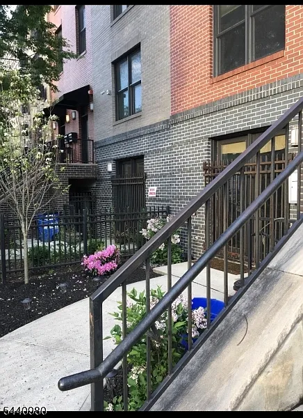 3 bed, 2.0 bath, 1600 sqft, $2,800 — Photo 2