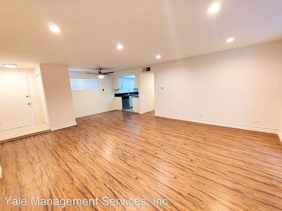 2nd image of 13138 Moorpark St #10