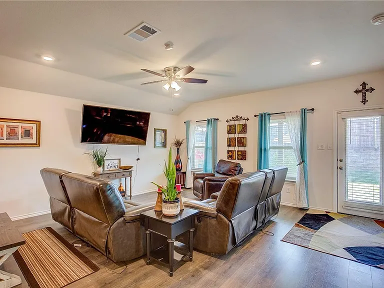 1004 Basswood Ln — Photo 14