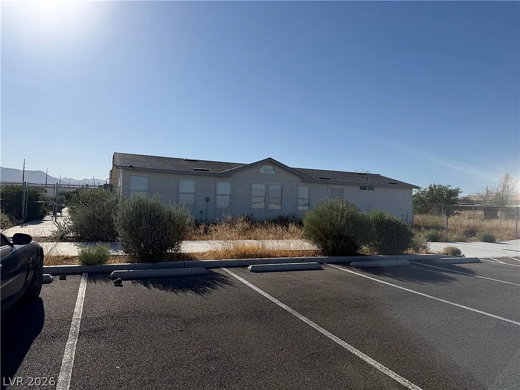 4 bed, 2.0 bath, 1701 sqft, $1,850 — Photo 1