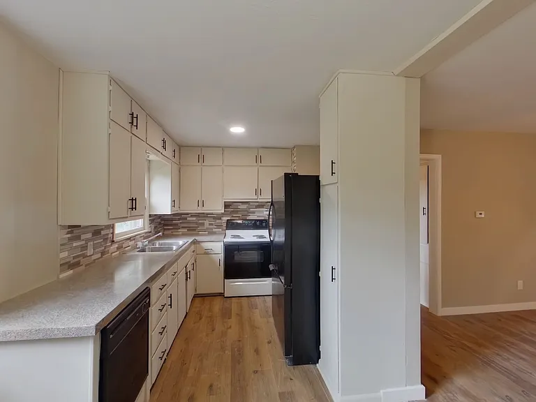 2338 S Dellrose Ave — Photo 4