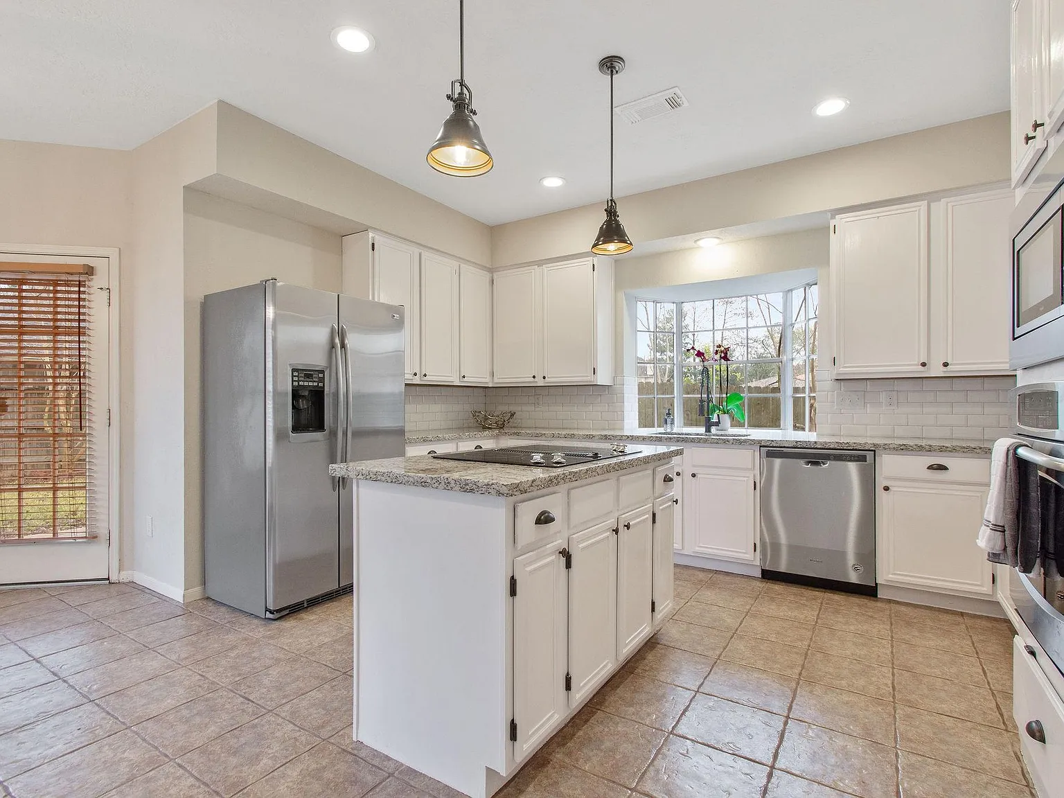 4 bed, 2.5 bath, 2604 sqft, $2,399 — Photo 4