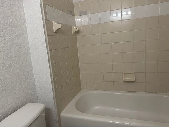 5th image of 6067 Westgate Dr APT 222