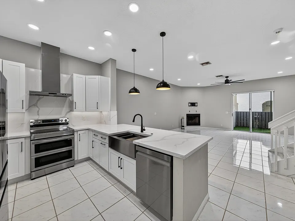 835 NE 17th Way