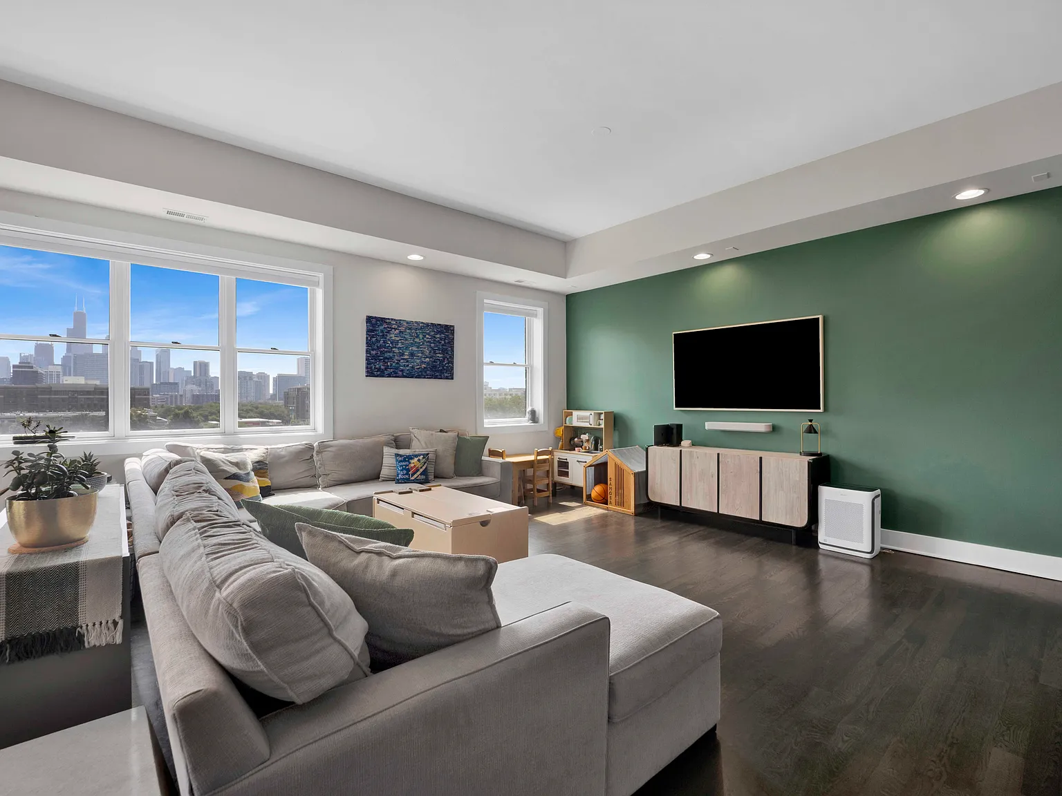 3 bed, 2.5 bath, 2100 sqft, $7,000 — Photo 3