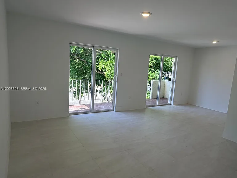 921 SW 7th St #3 — Photo 2
