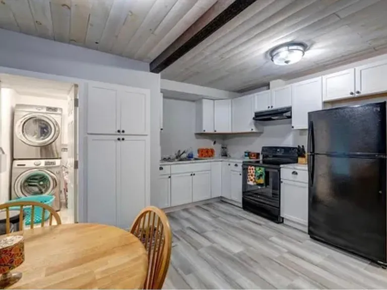 212 E Howard St #1 — Photo 6