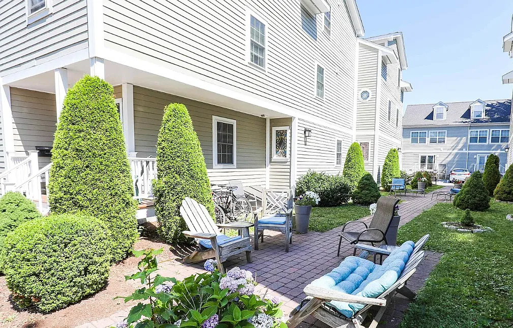 5 bed, 2.5 bath, 9999 sqft, $5,000 — Photo 1