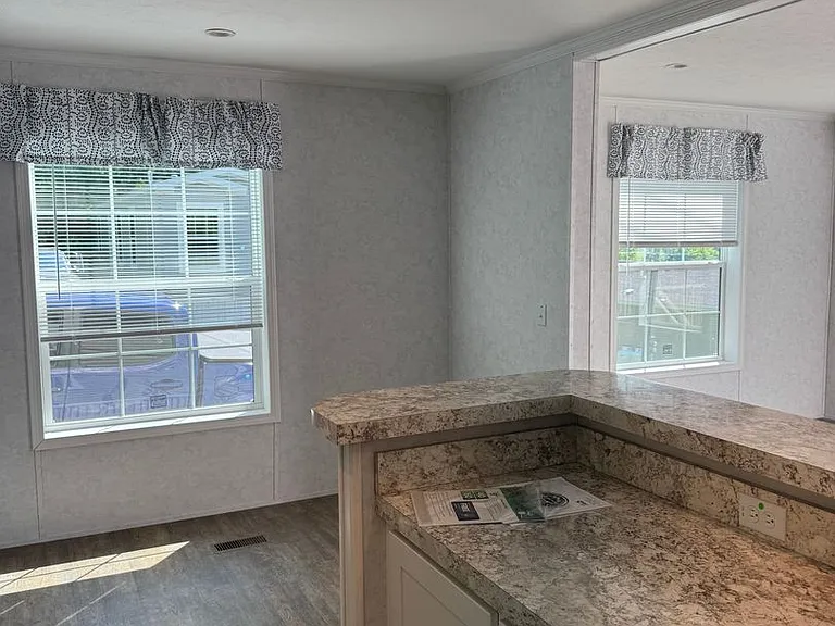 465-4 Royal Manor Rd — Photo 6