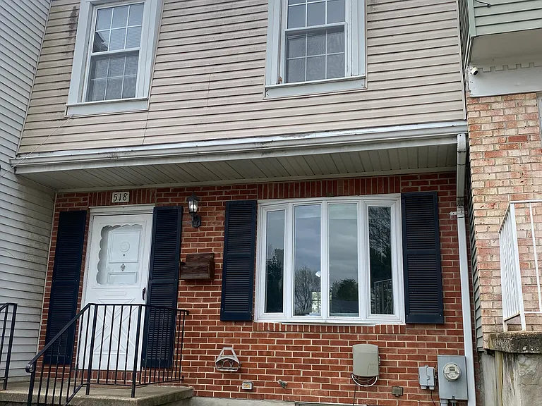 518 Burlington Ct — Photo 1