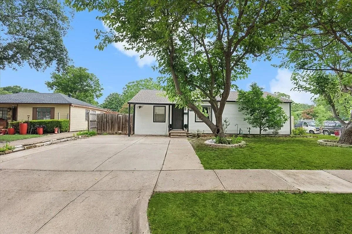 4 bed, 2100 sqft, $2,598 — Photo 2