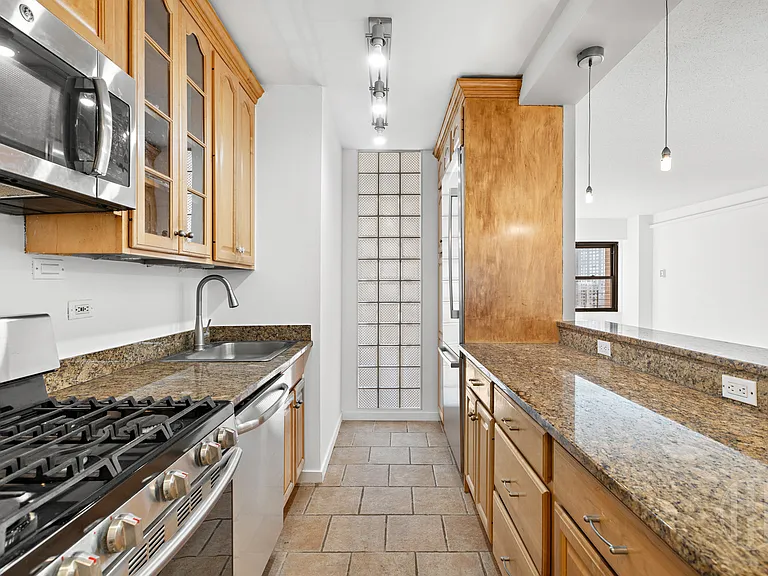 20 W 64th St #27B — Photo 4