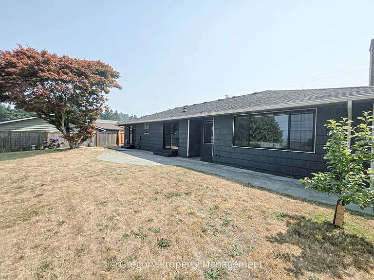 1715 Holbrook Ave — Photo 23