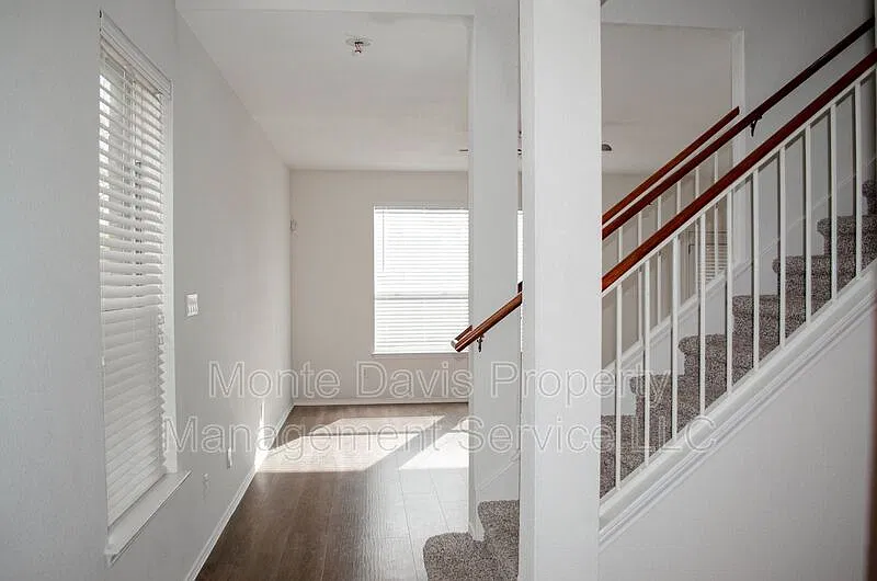 3 bed, 2.5 bath, 2060 sqft, $2,225 — Photo 3
