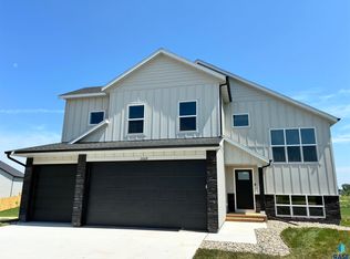 2009 N Goldberg Cir, Sioux Falls, SD 57107