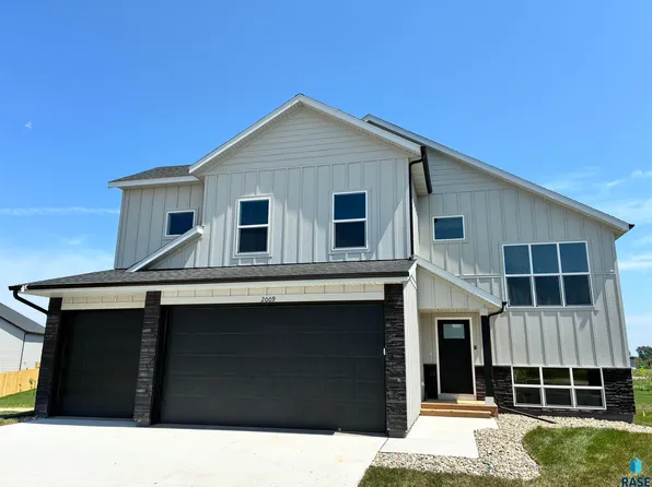 2009 N Goldberg Cir, Sioux Falls, SD 57107