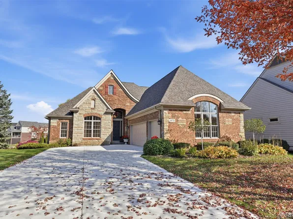 10721 Cliffview Dr, South Lyon, MI 48178