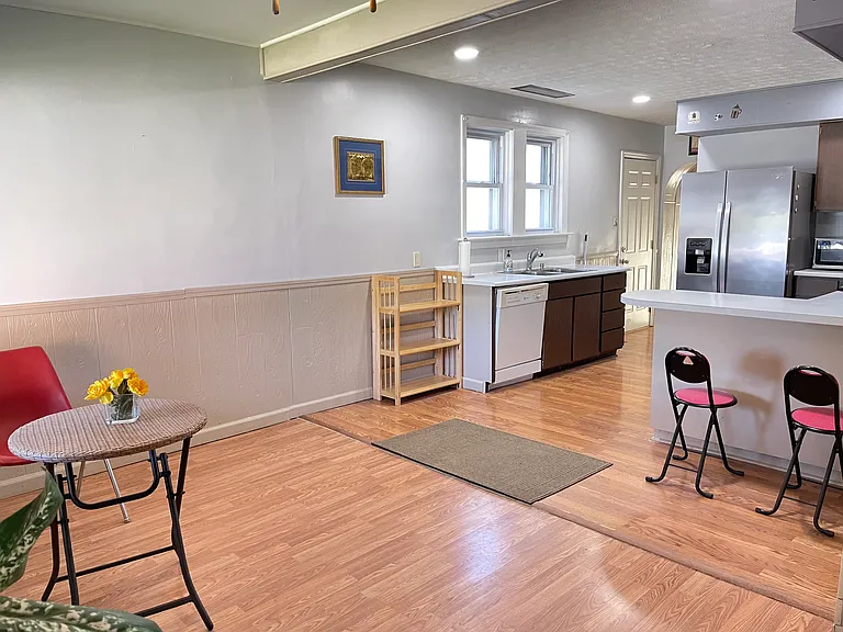 216 N East St — Photo 8