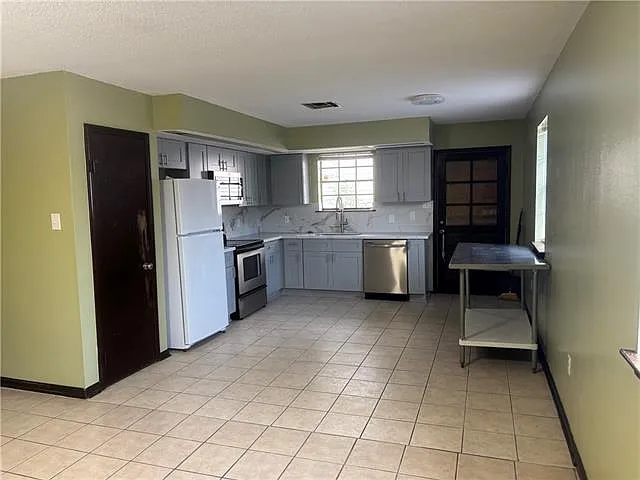 3 bed, 2.0 bath, 1094 sqft, $1,800 — Photo 4