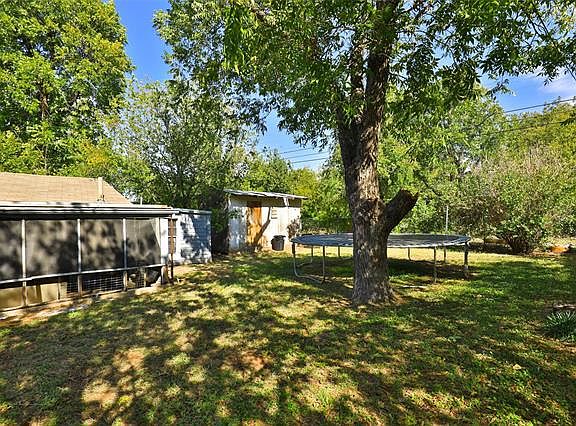 4th image of 725 Peach St
