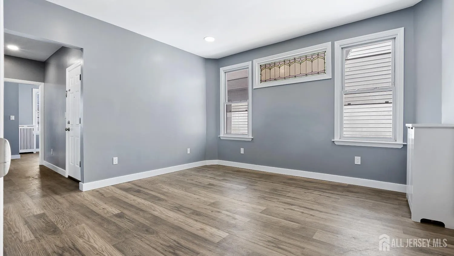 3 bed, 1.0 bath, 3068 sqft, $2,600 — Photo 4