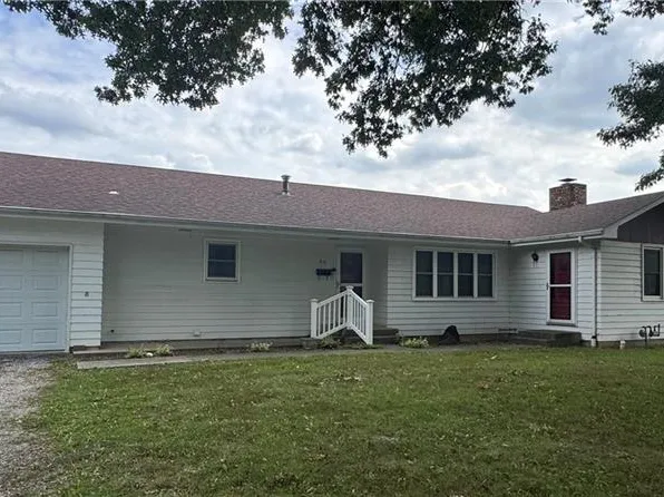 915 S Locust St, Sweet Springs, MO 65351