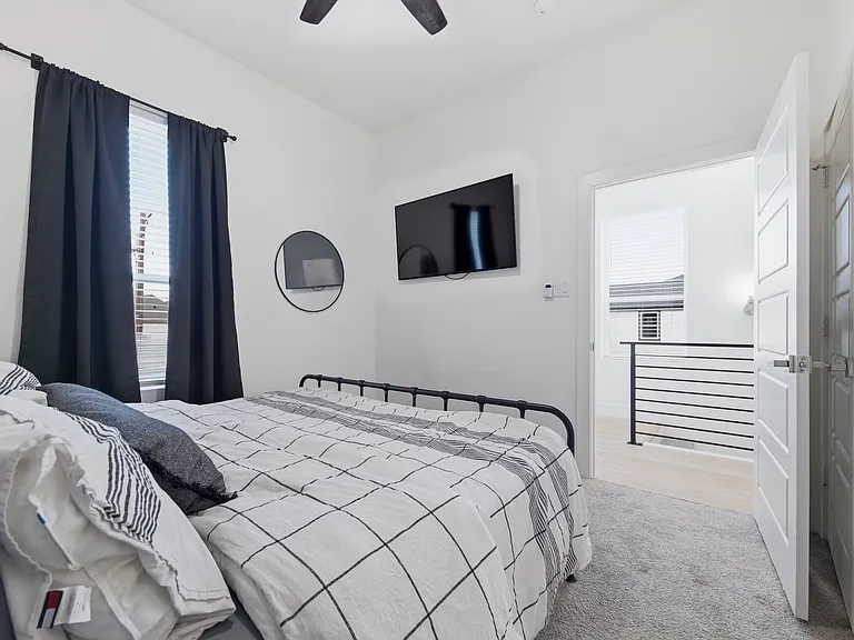 2406 Merlin St — Photo 24