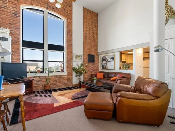 33 Maplewood Ave APT 401, Gloucester, MA 01930